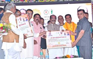 उप मुख्यमंत्री अरूण साव ने लोरमी में किसानों को बोनस वितरण का दिया प्रमाण पत्र उप मुख्यमंत्री अरूण साव ने लोरमी में किसानों को बोनस वितरण का दिया प्रमाण पत्र