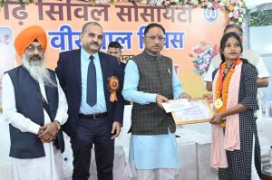 अपनी जान पर खेलकर दूसरों की जान बचाने वाले वीर बच्चों को मुख्यमंत्री ने किया सम्मानित अपनी जान पर खेलकर दूसरों की जान बचाने वाले वीर बच्चों को मुख्यमंत्री ने किया सम्मानित