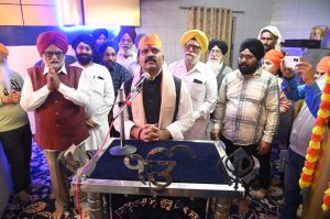 उप मुख्यमंत्री शर्मा ने वीर बाल दिवस पर गुरुद्वारा में माथा टेक कर लिया आशीर्वाद उप मुख्यमंत्री शर्मा ने वीर बाल दिवस पर गुरुद्वारा में माथा टेक कर लिया आशीर्वाद