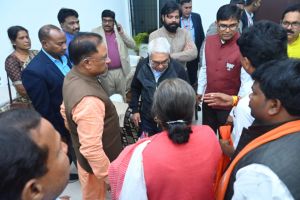 शहीद कर्नल विप्लव त्रिपाठी के परिजनों ने मुख्यमंत्री से शहीद के प्रतिमा अनावरण कार्यक्रम में आने का किया आग्रह शहीद कर्नल विप्लव त्रिपाठी के परिजनों ने मुख्यमंत्री से शहीद के प्रतिमा अनावरण कार्यक्रम में आने का किया आग्रह