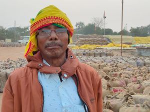 एक साथ 2 लाख 12 हजार रूपये से अधिक की धान बोनस राशि मिलने पर प्रसन्नचित हुआ किसान निजाम सिंह कोर्राम एक साथ 2 लाख 12 हजार रूपये से अधिक की धान बोनस राशि मिलने पर प्रसन्नचित हुआ किसान निजाम सिंह कोर्राम