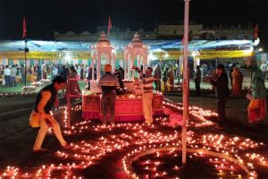 पांच हजार दियों से रोशन हुआ महायज्ञ पंडाल पांच हजार दियों से रोशन हुआ महायज्ञ पंडाल