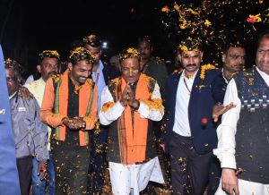 मुख्यमंत्री विष्णु देव साय का वनवासी कल्याण आश्रम में भव्य स्वागत मुख्यमंत्री विष्णु देव साय का वनवासी कल्याण आश्रम में भव्य स्वागत