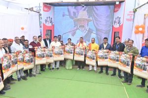 शिविर में लाभ के लिए नागरिक कर रहे आवेदन शिविर में लाभ के लिए नागरिक कर रहे आवेदन