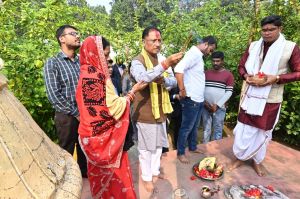 मुख्यमंत्री विष्णुदेव साय ग्राम भुईयापानी में भगवान शिव और बजरंगबली के दर्शन के लिए पहुंचे मुख्यमंत्री विष्णुदेव साय ग्राम भुईयापानी में भगवान शिव और बजरंगबली के दर्शन के लिए पहुंचे