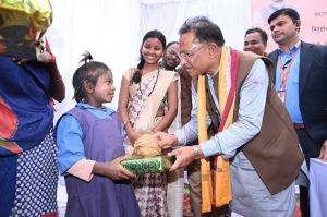 जब बिरहोर बच्ची ने दिल जीत लिया मुख्यमंत्री का जब बिरहोर बच्ची ने दिल जीत लिया मुख्यमंत्री का