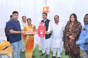 उज्जवला योजना से मिला सिलेण्डर, अब चूल्हे के धुएं से मिलेगी मुक्ति उज्जवला योजना से मिला सिलेण्डर, अब चूल्हे के धुएं से मिलेगी मुक्ति