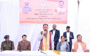 मुख्यमंत्री पहुंचे बिरहोर परिवारों के बीच, चर्चा कर जाना उनका हाल मुख्यमंत्री पहुंचे बिरहोर परिवारों के बीच, चर्चा कर जाना उनका हाल