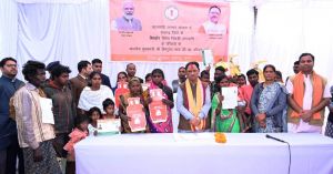 मुख्यमंत्री के हाथों 60 साल की नान्हीबाई को मिला उज्जवला गैस कनेक्शन मुख्यमंत्री के हाथों 60 साल की नान्हीबाई को मिला उज्जवला गैस कनेक्शन