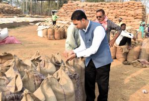 कलेक्टर ने किया धान खरीदी केंद्र करहीभदर का निरीक्षण कलेक्टर ने किया धान खरीदी केंद्र करहीभदर का निरीक्षण
