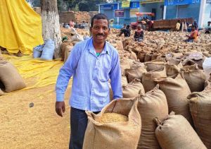 बोनस राशि मिलने से जनक राम के चेहरे पे आई मुस्कान, परिवार में छाई खुशहाली बोनस राशि मिलने से जनक राम के चेहरे पे आई मुस्कान, परिवार में छाई खुशहाली