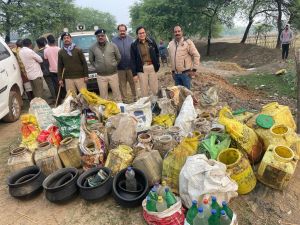  आबकारी विभाग ने 61.5 लीटर कच्ची शराब एवं 1500 किलो महुआ लाहान जप्त किया