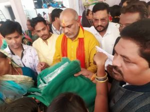 विकसित भारत संकल्प यात्रा के दौरान - मच्छरदानी वितरित