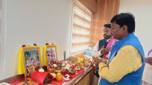 वन मंत्री केदार कश्यप ने माई दंतेश्वरी और ईष्टदेव की पूजा-अर्चना कर किया पदभार ग्रहण वन मंत्री केदार कश्यप ने माई दंतेश्वरी और ईष्टदेव की पूजा-अर्चना कर किया पदभार ग्रहण