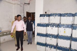 कलेक्टर ने ईवीएम गोदाम का किया निरीक्षण कलेक्टर ने ईवीएम गोदाम का किया निरीक्षण