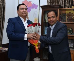 संभागायुक्त श्री अलंग से कलेक्टर श्री सिंह ने की सौजन्य भेंट संभागायुक्त श्री अलंग से कलेक्टर श्री सिंह ने की सौजन्य भेंट