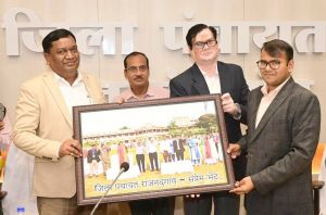 निवर्तमान कलेक्टर डोमन सिंह को दी गई भावभीनी विदाई निवर्तमान कलेक्टर डोमन सिंह को दी गई भावभीनी विदाई