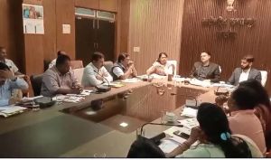  निर्धारित समयावधि में करें शासकीय योेजनाओं का समुचित क्रियान्वयन: कलेक्टर श्री चन्द्रवाल