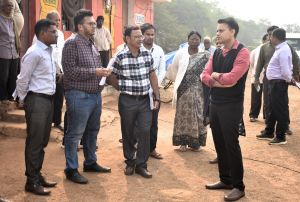 कलेक्टर ने किया धान खरीदी केंद्र पैरी का आकस्मिक निरीक्षण 