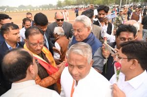  हेलीपेड पर मुख्यमंत्री श्री साय का आत्मीय स्वागत