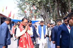 मुख्यमंत्री ने अम्बिकापुर  में मां महामाया मंदिर में विधिवत पूजा अर्चना की 