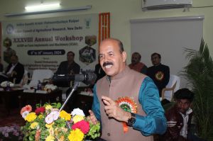  स्थानीय परिस्थितियों तथा किसानों की आवश्यकताओं के अनुरूप कृषि यंत्रों का विकास किया जाए : डॉ. चंदेल