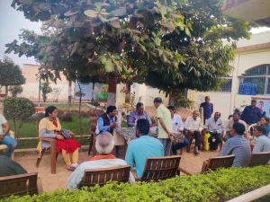  अतिरिक्त तहसीलदार ने अपने दौरे के दौरान पेड़ के नीचे लगाई जन चौपाल