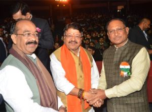 मुख्यमंत्री विष्णुदेव साय से भारत मंडपम में मध्यप्रदेश के मंत्री कैलाश विजयवर्गीय ने मुलाकात कर शुभकामनाएं दी