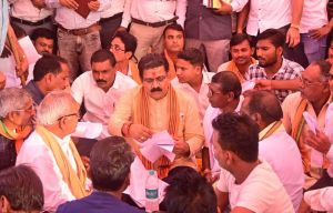  उपमुख्यमंत्री के प्रथम खड़ौदा खुर्द आगमन पर ग्रामवासियों ने भगवान शिव जी और पंडित श्यामा प्रसाद मुखर्जी की फोटोफ्रेम भेंट की