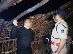  कलेक्टर और एसपी ने नागाडबरा गांव पहुंच कर आगजनी घटना स्थल का अवलोकन किया