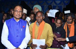  मुख्यमंत्री  विष्णु देव साय ने अपने गांव बगिया में लोगों से की भेंट-मुलाकात