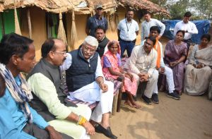 केन्द्रीय मंत्री गजेन्द्र सिंह शेखावत और उपमुख्यमंत्री अरुण साव पहुंचे कमार परिवारों के बीच