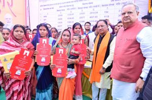  मुख्यमंत्री विष्णु देव साय ने विभिन्न योजनाओं के हितग्राहियों को सामग्री वितरण कर किया लाभान्वित