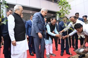 उप राष्ट्रपति, राज्यपाल और मुख्यमंत्री ने स्मृति स्वरूप इंदिरा गाँधी कृषि विश्वविद्यालय परिसर में मौलश्री का पौधा रोपित किया