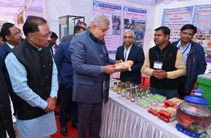  उप राष्ट्रपति ने इंदिरा गांधी कृषि विश्वविद्यालय परिसर में विकास प्रदर्शनी का किया अवलोकन