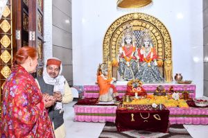 रायपुर प्रवास पर उपराष्ट्रपति की धर्मपत्नी डॉ. श्रीमती सुदेश धनखड़ ने किया राम दरबार का दर्शन