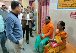 कलेक्टर ने बीएसपी स्कूल क्र.02, सामुदायिक स्वास्थ्य केन्द्र डौण्डी और ग्राम अवारी में चिक्की निर्माण इकाई का किया अवलोकन