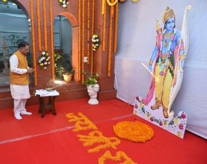 मुख्यमंत्री ने ‘पहुना‘ में दीप प्रज्जवलित कर भगवान श्रीराम की पूजा-अर्चना की मुख्यमंत्री ने ‘पहुना‘ में दीप प्रज्जवलित कर भगवान श्रीराम की पूजा-अर्चना की