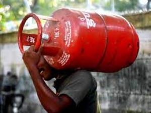 घरेलू गैस रिफिल डिलीवरी की दर अधिक होने पर करें शिकायत