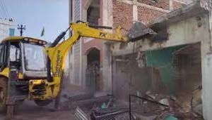  साधराम यादव हत्याकांड के आरोपी अयाज खान द्वारा किये गये अवैध कब्जे पर चला प्रशासन का बुलडोजर
