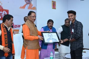 मुख्यमंत्री श्री साय की आत्मीयता ने मोह लिया युवाओं का मन, विद्यार्थियों से चर्चा कार्यक्रम में खुलकर पूछे प्रश्न मुख्यमंत्री श्री साय की आत्मीयता ने मोह लिया युवाओं का मन, विद्यार्थियों से चर्चा कार्यक्रम में खुलकर पूछे प्रश्न