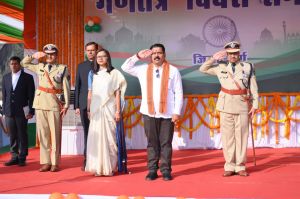 उप मुख्यमंत्री विजय शर्मा ने दुर्ग में ध्वजारोहण कर परेड की ली सलामी उप मुख्यमंत्री विजय शर्मा ने दुर्ग में ध्वजारोहण कर परेड की ली सलामी