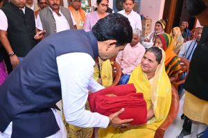 राजस्व मंत्री ने वृद्धाश्रम के बुजुर्गों को कम्बल व फल देकर किया सम्मानित राजस्व मंत्री ने वृद्धाश्रम के बुजुर्गों को कम्बल व फल देकर किया सम्मानित