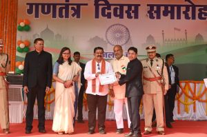 गणतंत्र दिवस के अवसर पर अधिकारी-कर्मचारी सम्मानित गणतंत्र दिवस के अवसर पर अधिकारी-कर्मचारी सम्मानित