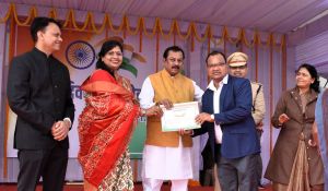 उत्कृष्ट कार्यों के लिए जनसंपर्क के अधिकारी-कर्मचारी हुए सम्मानित