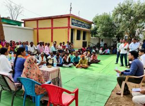 कलेक्टर ने केरीजुंगेरा चौपाल लगाकर वनाधिकार पत्रधारी कृषकों एवं ग्रामीणों से की चर्चा