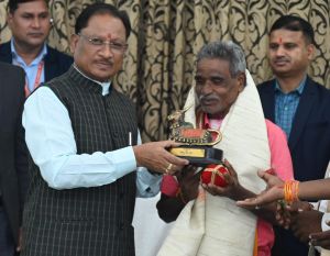  जूते-चप्पल पहने किसी को आता देखकर बिरहोर भाग जाते थे, उनसे जुड़ने जागेश्वर यादव ने ली जीवन भर नंगे पाँव रहने की शपथ