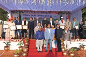  विद्युत कर्मियों को कठिन परिस्थितियों में बेहतर प्रदर्शन के लिए चेयरमैन ने किया पुरस्कृत