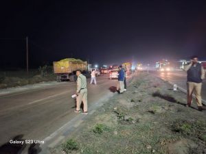 खुली हवा में प्रदूषण फैलाते 8 ट्रकों पर कार्रवाई