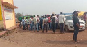 3 दिनों में धान खरीदने, बेचने की अफरातफरी के बीच गोढ़ी में खरीदी केंद्रों के कर्मियों और किसानों के बीच तनातनी...! 3 दिनों में धान खरीदने, बेचने की अफरातफरी के बीच गोढ़ी में खरीदी केंद्रों के कर्मियों और किसानों के बीच तनातनी...!